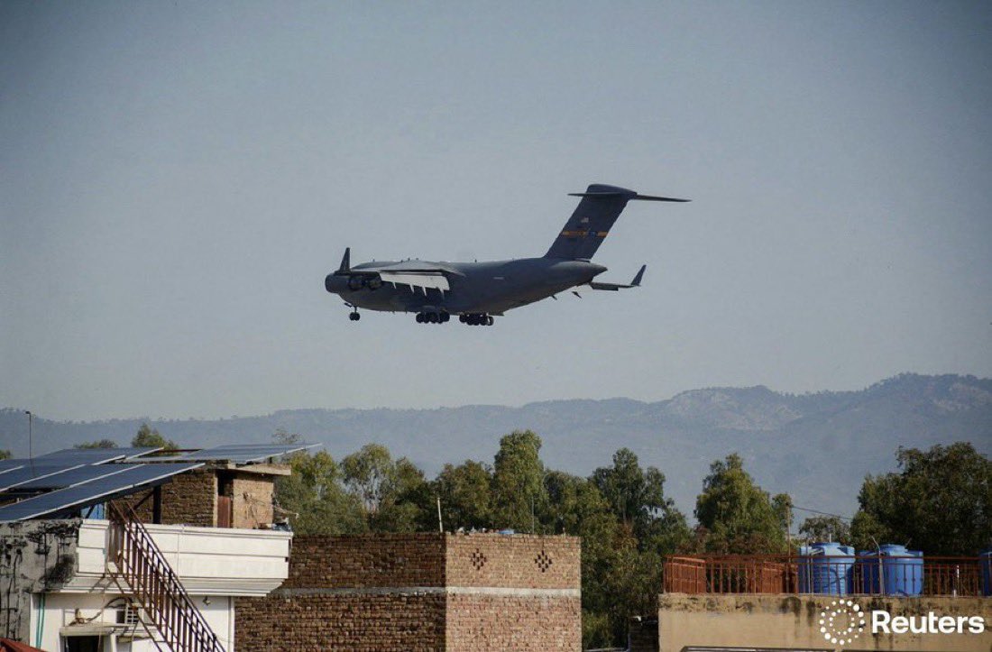 पाकिस्तान के नूर खान बेस पर अमेरिकी एयरफोर्स का ट्रांसपोर्ट विमान सी-17 ग्लोबमास्टर.