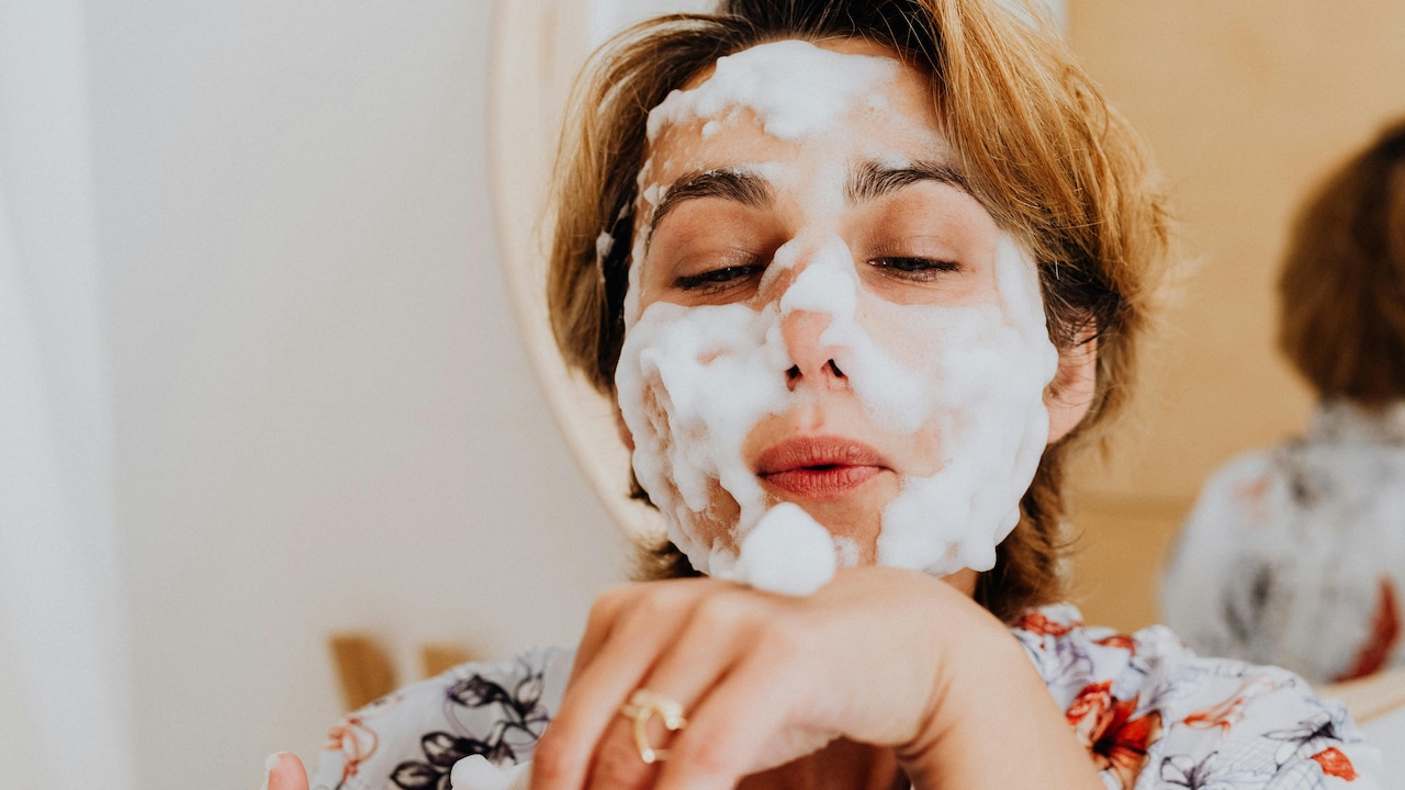 How To Choose A Face Wash That Doesn't Strip Your Skin: A Complete Guide