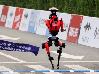 लड़खड़ाया, टकराया, फिर भी जीता - Honor के रोबोट ने तोड़ा इंसानों का वर्ल्ड रिकॉर्ड!