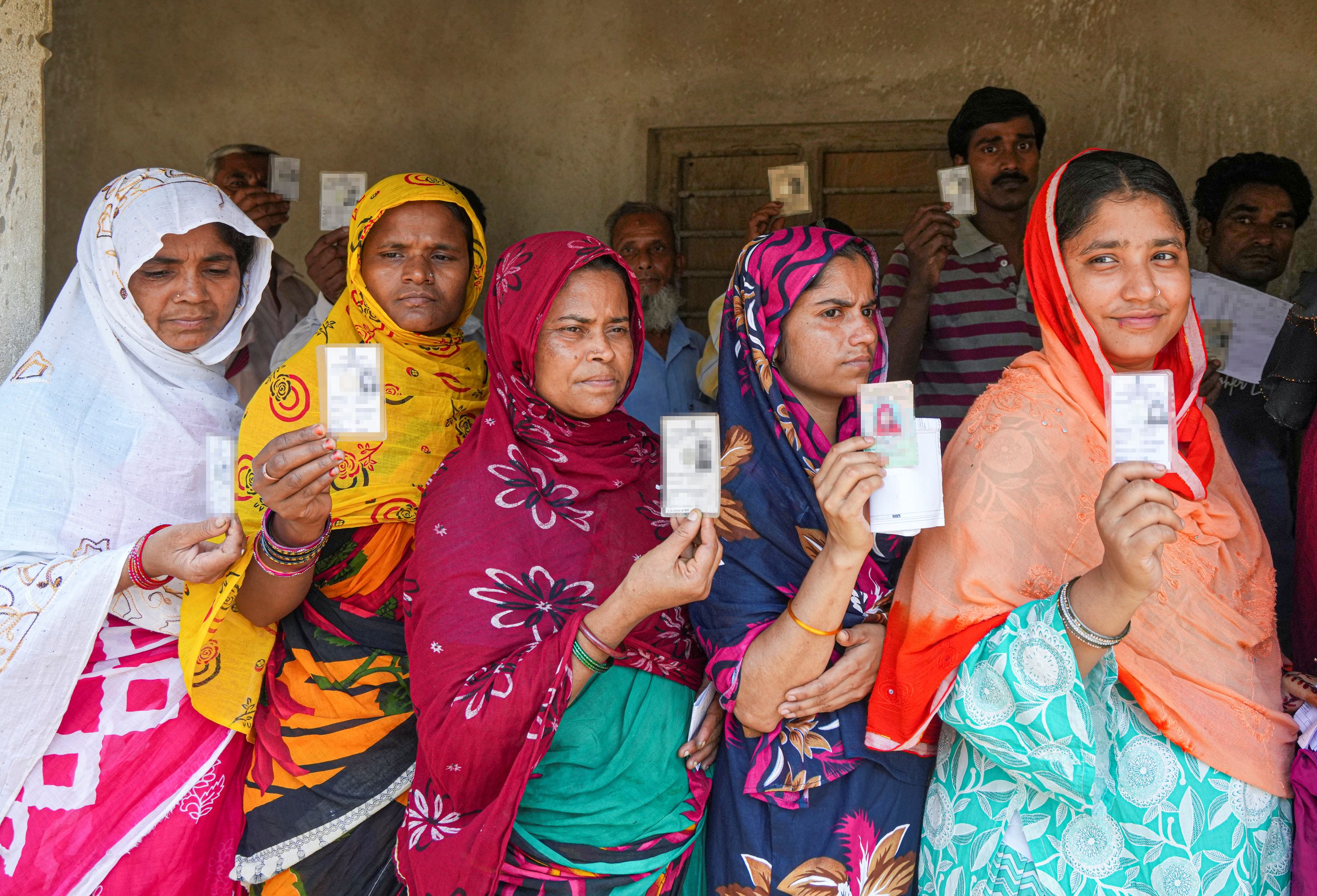 बंगाल में दोपहर 1 बजे तक 62% वोटिंग, मुर्शिदाबाद में पोलिंग बूथ के बाहर चले लाठी-डंडे