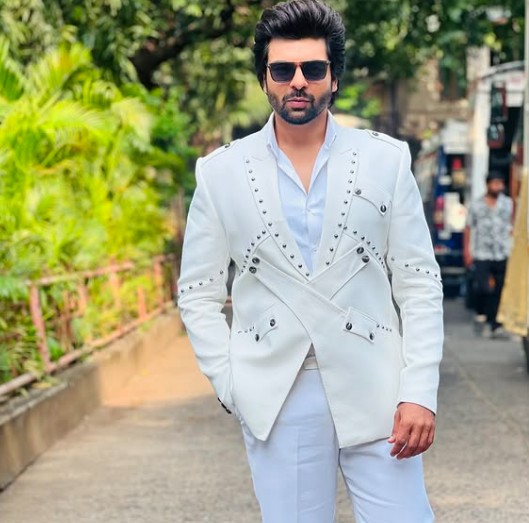 FIR एक्टर के घर चोरी, घर में काम करने आई महिला उड़ा ले गई डॉलर और सोना-चांदी