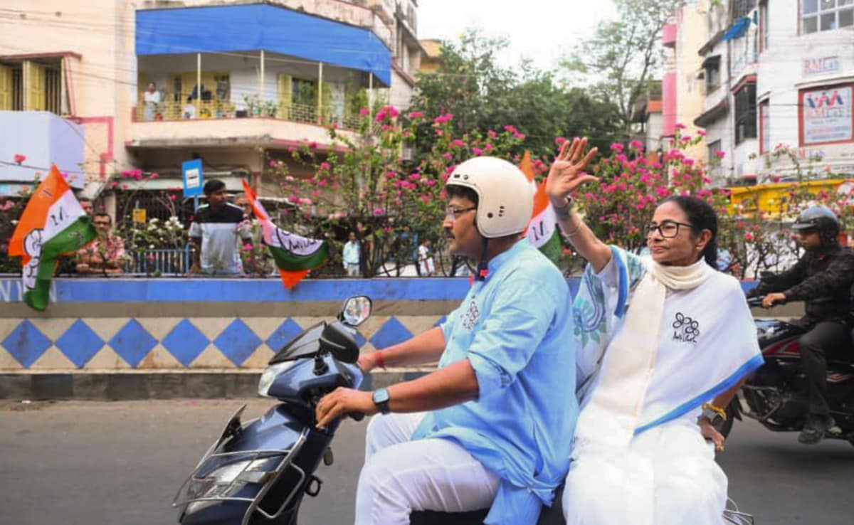 स्कूटर पर सवार को प्रचार के अंतिम दिन कोलकाता की सड़कों पर निकलीं तृणमूल कांग्रेस प्रमुख ममता बनर्जी.