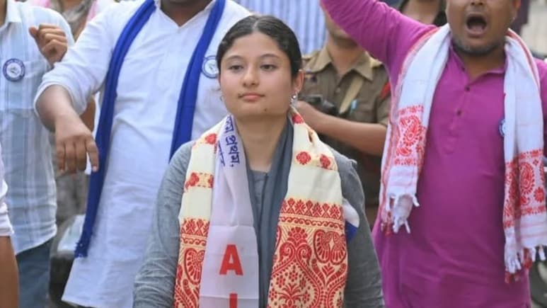 असम चुनाव में 'बीफ' पर सियासी संग्राम, BJP पर बिफरीं सबसे युवा उम्मीदवार; दर्ज कराई शिकायत