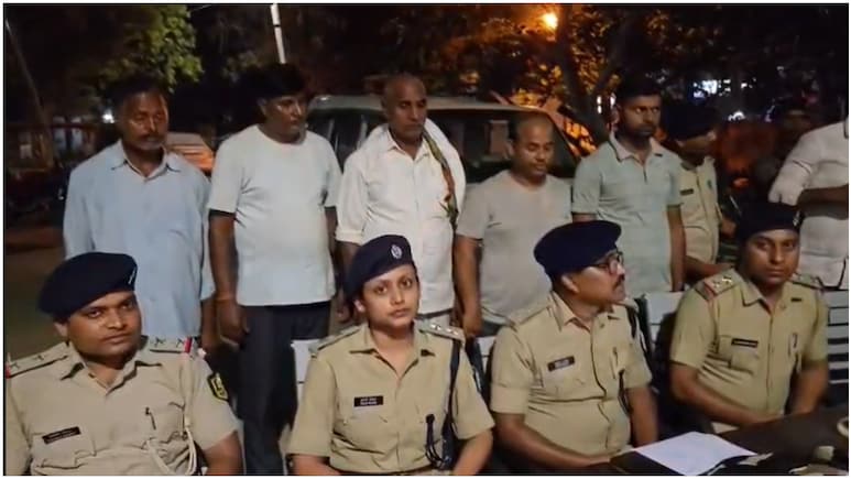 बिहार के मोतिहारी में बर्खास्त और रिटायर्ड पुलिसकर्मियों ने बनाया लुटेरों का गैंग, वर्दी के रौब में ऐसे करते थे शिकार