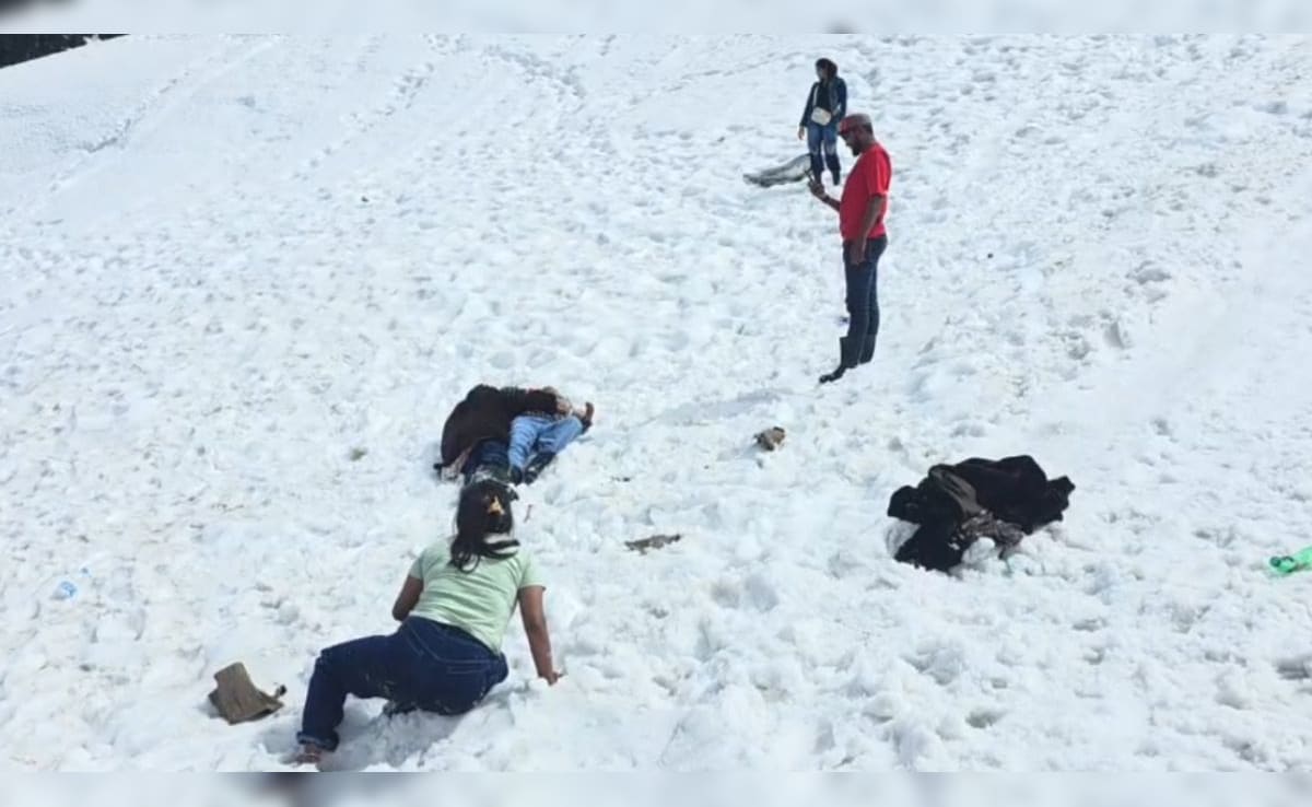 Bhaderwah Snowfall: डोडा की वादियों में बर्फ से ढकी भद्रवाह घाटी, 'गुल डंडा' बना नया हॉटस्पॉट, पर्यटकों की मौज