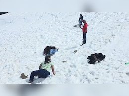 Bhaderwah Snowfall: डोडा की वादियों में बर्फ से ढकी भद्रवाह घाटी, 'गुल डंडा' बना नया हॉटस्पॉट, पर्यटकों की मौज