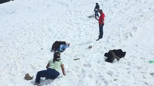Bhaderwah Snowfall: डोडा की वादियों में बर्फ से ढकी भद्रवाह घाटी, 'गुल डंडा' बना नया हॉटस्पॉट, पर्यटकों की मौज
