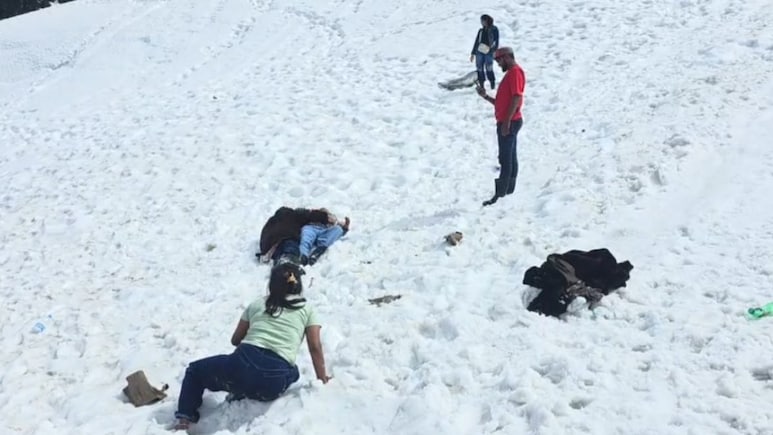 Bhaderwah Snowfall: डोडा की वादियों में बर्फ से ढकी भद्रवाह घाटी, 'गुल डंडा' बना नया हॉटस्पॉट, पर्यटकों की मौज