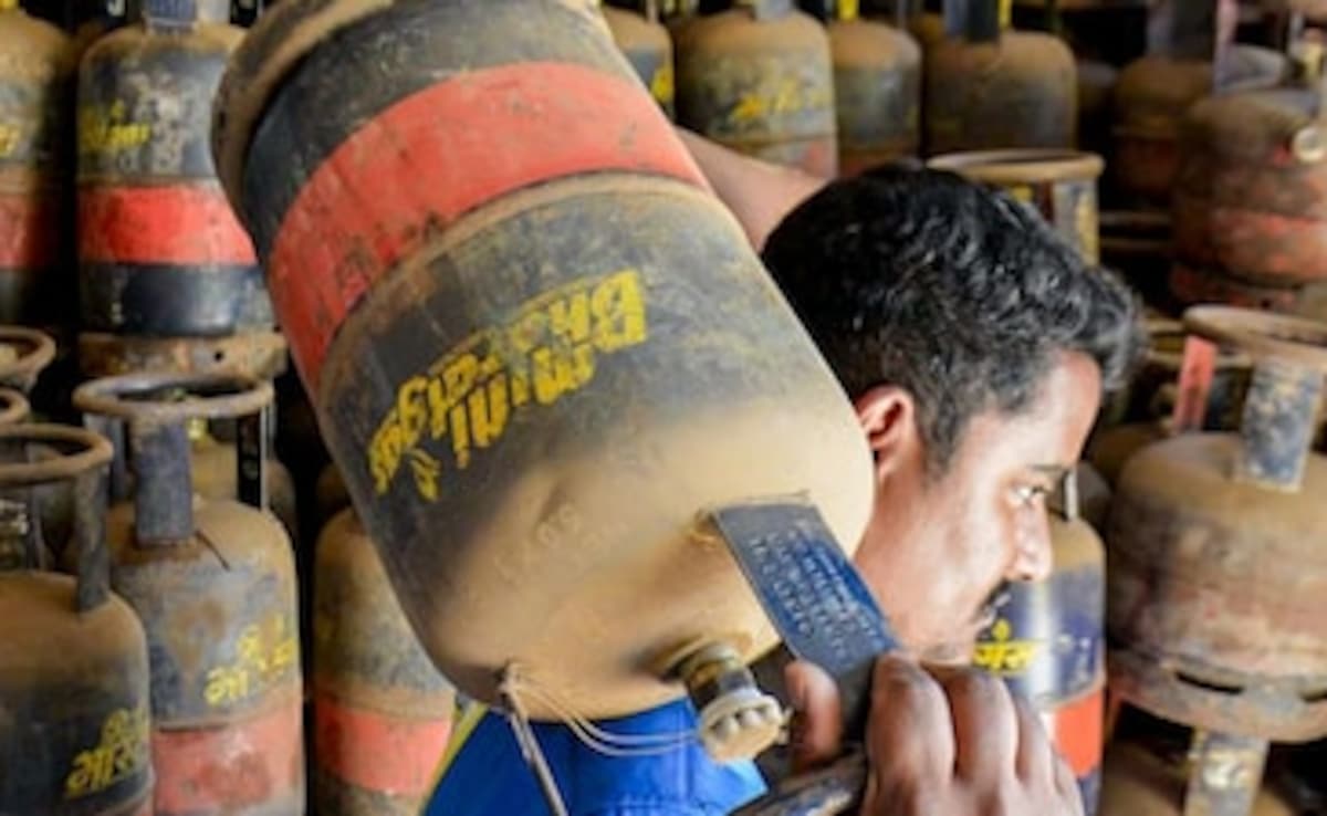 Government Doubles 5 kg Free Trade LPG Allocation for Migrant Labourers Amid Energy Crisis