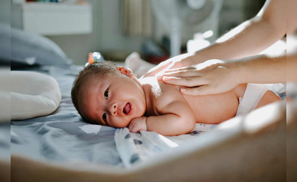 आयुर्वेद में बच्चों की मालिश को क्यों माना जाता है जरूरी? जानें, जन्म के कितने दिनों बाद शुरू करें बच्चे की मालिश