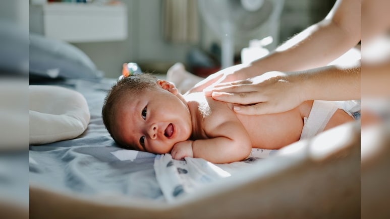 आयुर्वेद में बच्चों की मालिश को क्यों माना जाता है जरूरी? जानें, जन्म के कितने दिनों बाद शुरू करें बच्चे की मालिश