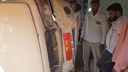 SDM की कार अनियंत्रित होकर पलटी, दुकान में जा घुसी; तीन लोगों को आई चोटें