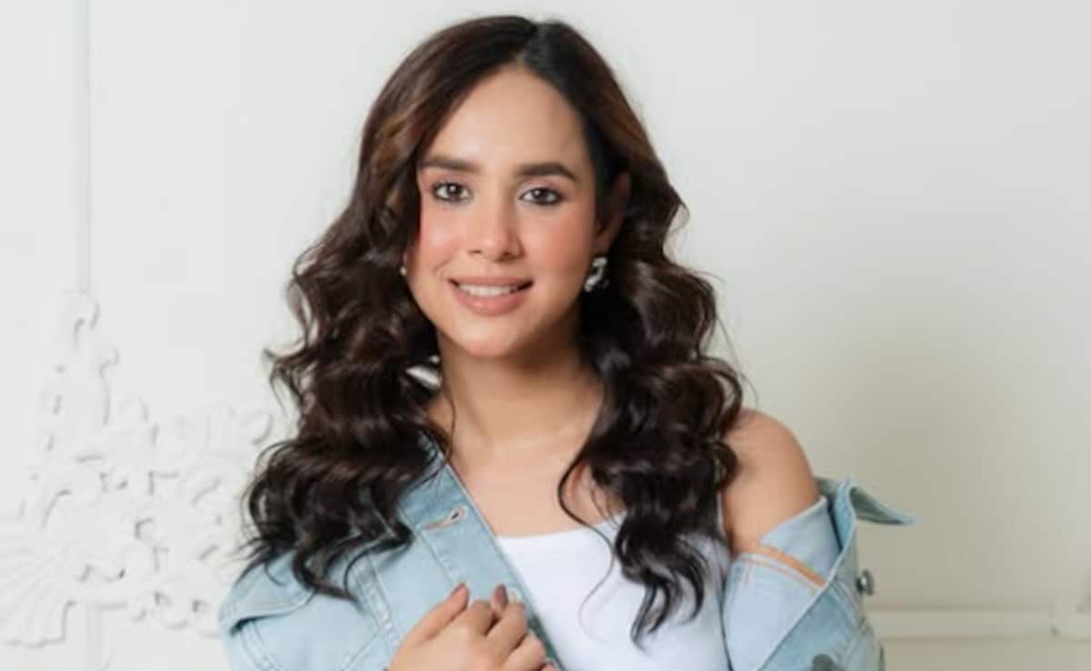 Sunanda Sharma Concert Incident:  सुनंदा शर्मा को छूने के लिए लाइव कंसर्ट के बीच स्टेज पर चढ़ा फैन, बीच में शो छोड़ भागी सिंगर