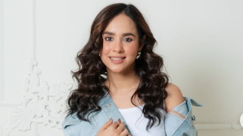 Sunanda Sharma Concert Incident:  सुनंदा शर्मा को छूने के लिए लाइव कंसर्ट के बीच स्टेज पर चढ़ा फैन, बीच में शो छोड़ भागी सिंगर