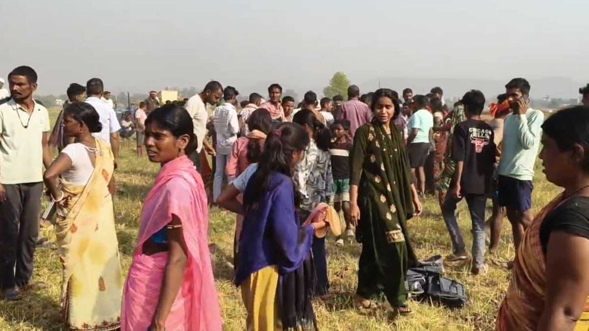 हादसे के बाद ग्रामीण दौड़कर पहुंचे और कई बच्चों को बचाया