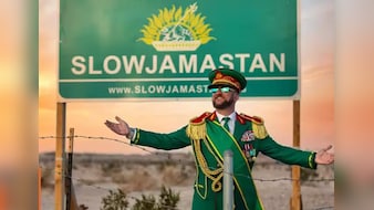 सावधान! इस देश में 'क्रॉक्स' पहने तो खैर नहीं और ईमेल किया तो हो जाएगी जेल!