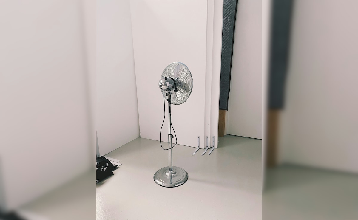 भट्टी की तरह तप रहा है आपका कमरा, मिनटों में होगा ठंडा! बस पंखे को रख दें इस जगह