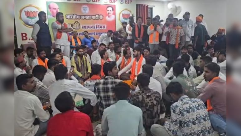 भाजपा संगठन में दो-दो सूची से असमंजस, बीजेपी कार्यालय में जुटे कार्यकर्ता&nbsp;