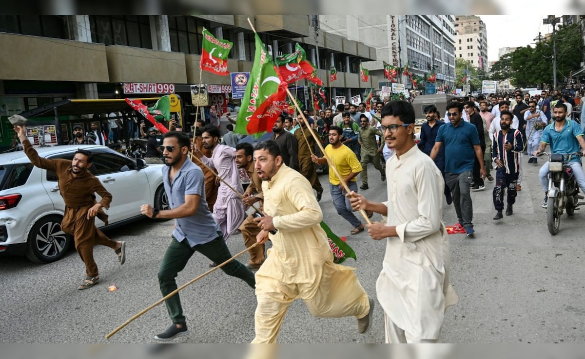 पाकिस्तान में पेट्रोल-डीजल की बढ़ती कीमतों के खिलाफ सड़क पर उतरी अवाम, सिंध में 'कफन' पहन कर प्रदर्शन