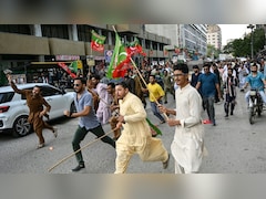 पाकिस्तान में पेट्रोल-डीजल की बढ़ती कीमतों के खिलाफ सड़क पर उतरी अवाम, सिंध में 'कफन' पहन कर प्रदर्शन