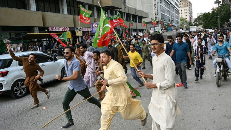 पाकिस्तान में पेट्रोल-डीजल की बढ़ती कीमतों के खिलाफ सड़क पर उतरी अवाम, सिंध में 'कफन' पहन कर प्रदर्शन