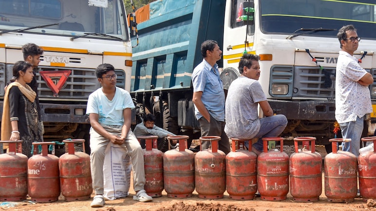 LPG Cylinder: एलपीजी सिलिंडरसाठी रांगेत उभे राहू नका! प्रशासनाचं आवाहन, हेल्पलाईन नंबरही जारी