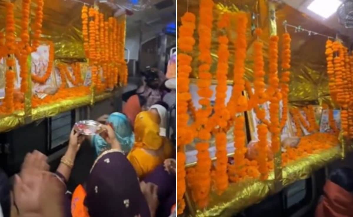 चलती ट्रेन में यात्रियों ने की आरती, रेल के डिब्बे को बना दिया मंदिर, लोग बोले- पूजा या नियमों का उल्लंघन?