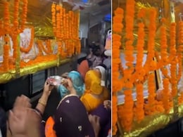 चलती ट्रेन में यात्रियों ने की आरती, रेल के डिब्बे को बना दिया मंदिर, लोग बोले- पूजा या नियमों का उल्लंघन?