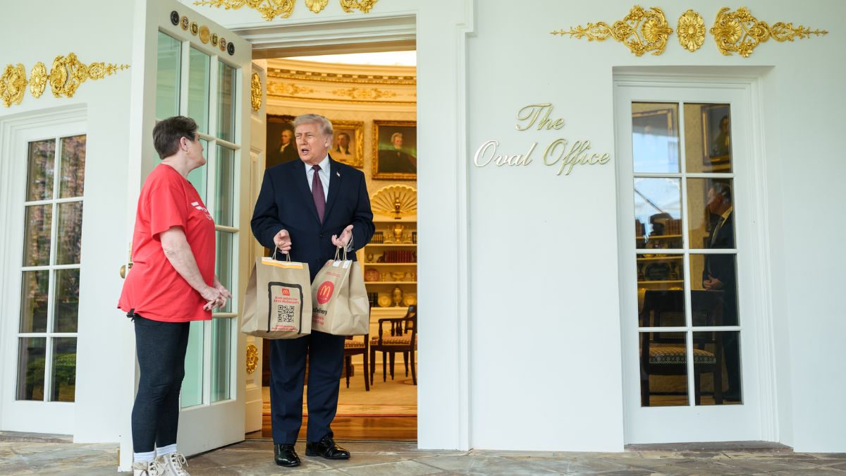 ऑफिस में बर्गर मंगवाने पर ट्रंप ने कहा, 'राजनीति में कभी-कभी दिखावे के लिए शर्मिंदगी भरी चीजें करनी पड़ती हैं'