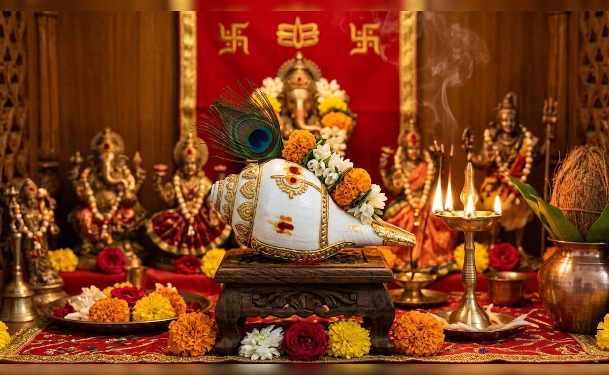 Shankh Ke Niyam: घर में शंख रखने और बजाने के भी होते हैं नियम, जानें इसे कहां और कैसे रखें?