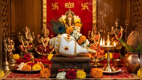 Shankh Ke Niyam: घर में शंख रखने और बजाने के भी होते हैं नियम, जानें इसे कहां और कैसे रखें?&nbsp;