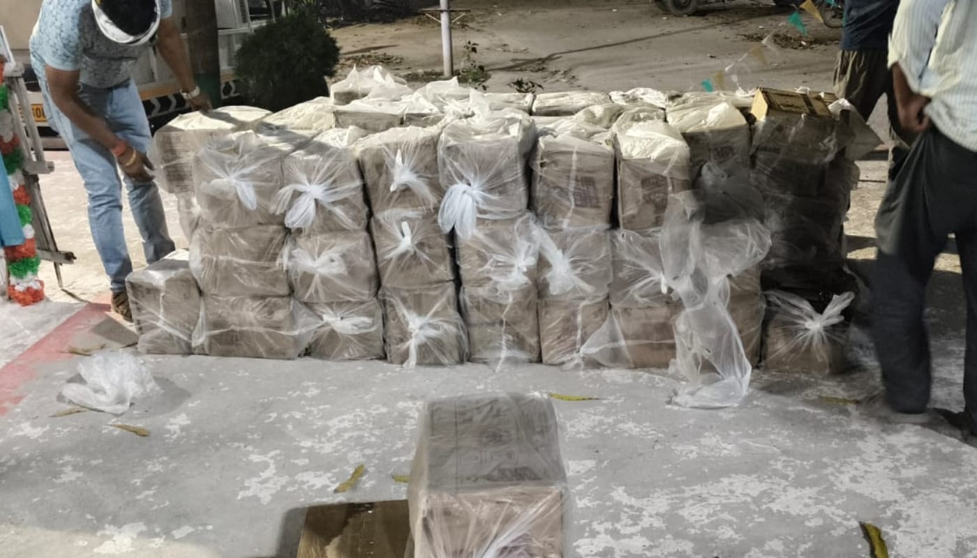 शराब की बोतलों से भरे 77 कार्टून बरामद