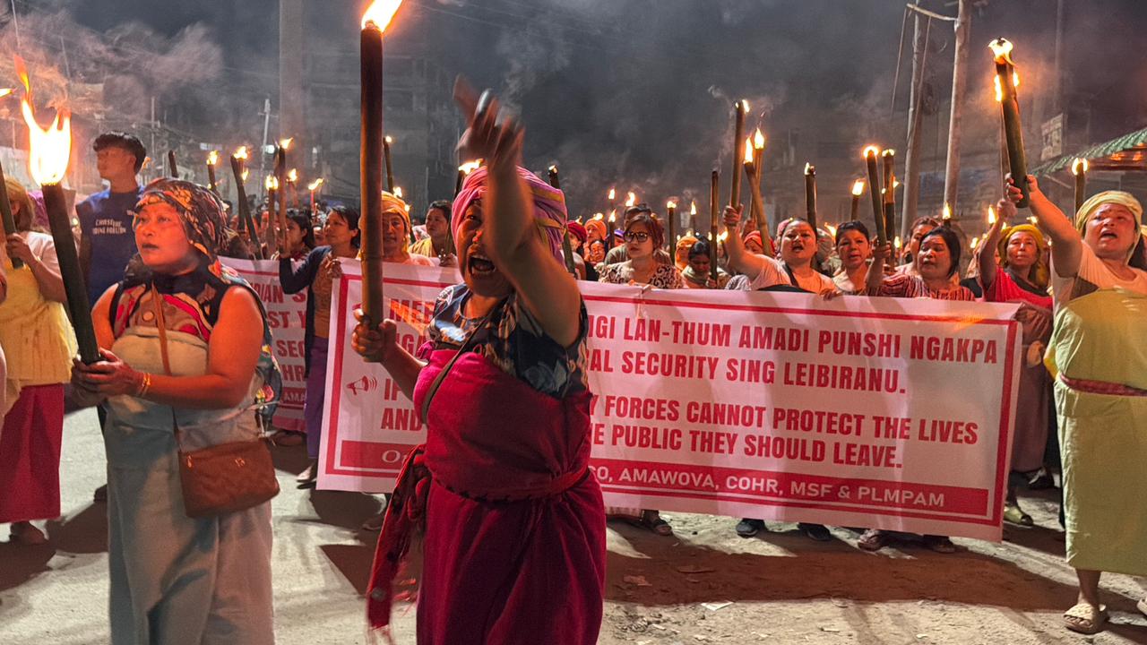 मणिपुर में फिर उबाल, रात में मशाल लिए हजारों लोग सड़कों पर; पुलिस ने दागे आंसू गैस के गोले और रबर बम