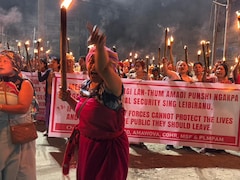 मणिपुर में फिर उबाल, रात में मशाल लिए हजारों लोग सड़कों पर; पुलिस ने दागे आंसू गैस के गोले और रबर बम