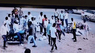 इस मारपीट में गर्भवती महिला घायल होने के बाद सड़क पर ही गिर गई थी.