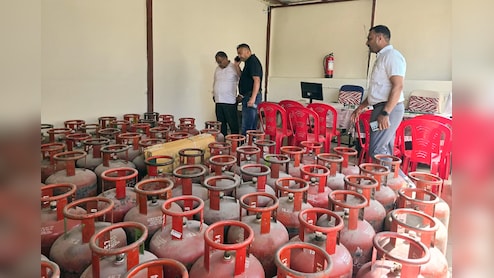 LPG कालाबाजारी पर सर्जिकल स्ट्राइक, देशभर में 1 लाख छापे, 52 हजार सिलेंडर जब्त