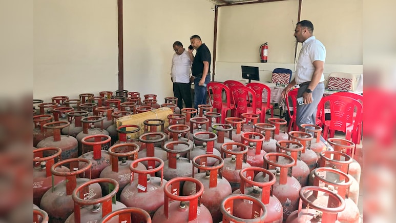 LPG कालाबाजारी पर सर्जिकल स्ट्राइक, देशभर में 1 लाख छापे, 52 हजार सिलेंडर जब्त