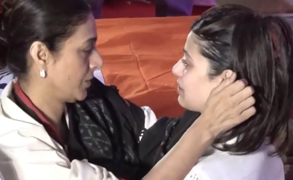 VIDEO: आशा भोसले के अंतिम दर्शन में परिवार इमोशनल, जनाई भोसले के नहीं थमे आंसू, तब्बू के सामने खूब रोईं