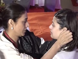 VIDEO: आशा भोसले के अंतिम दर्शन में परिवार इमोशनल, जनाई भोसले के नहीं थमे आंसू, तब्बू के सामने खूब रोईं