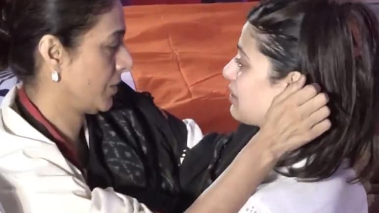 VIDEO: आशा भोसले के अंतिम दर्शन में परिवार इमोशनल, जनाई भोसले के नहीं थमे आंसू, तब्बू के सामने खूब रोईं