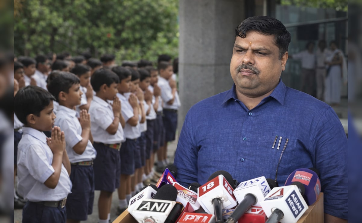 Chhattisgarh government schools: छत्तीसगढ़ के सरकारी स्कूलों में अब पढ़ाई से पहले करना होगा मंत्रोच्चार, कांग्रेस ने शिशु मंदिर बनाने का लगाया आरोप