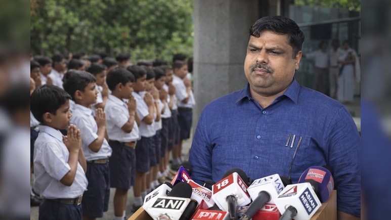 Chhattisgarh government schools: छत्तीसगढ़ के सरकारी स्कूलों में अब पढ़ाई से पहले करना होगा मंत्रोच्चार, कांग्रेस ने शिशु मंदिर बनाने का लगाया आरोप