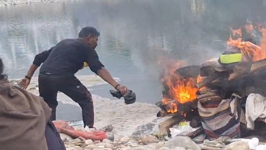 Uttarakhand shrinagar garhwal cremation tragedy wet wood diesel tyres used 