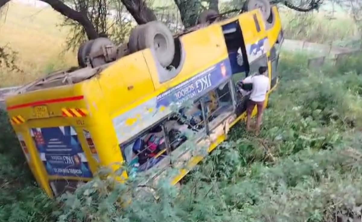 Meerut School Bus Accident: 48 बच्चों से भरी सकूल बस पलटी, कई घायल, पेड़ की वजह से टला बड़ा हादसा    