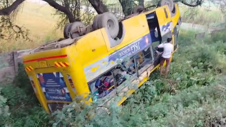 Meerut School Bus Accident: 48 बच्चों से भरी सकूल बस पलटी, कई घायल, पेड़ की वजह से टला बड़ा हादसा &nbsp; &nbsp;
