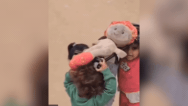 गाजा में गुड़िया का 'जनाजा' निकालते रहे बच्चे, जिसने VIDEO देखा दहल गया