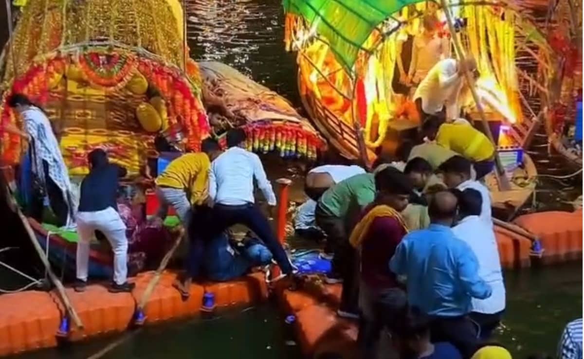 चित्रकूट: मंदाकिनी नदी में नाव पलटी, मौके पर मची चीख-पुकार, पुलिसकर्मियों की सतर्कता से बची श्रद्धालुओं की जान