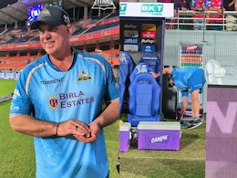 Matthew Hayden Picks Trash From Ground After IPL Game, Wins Hearts