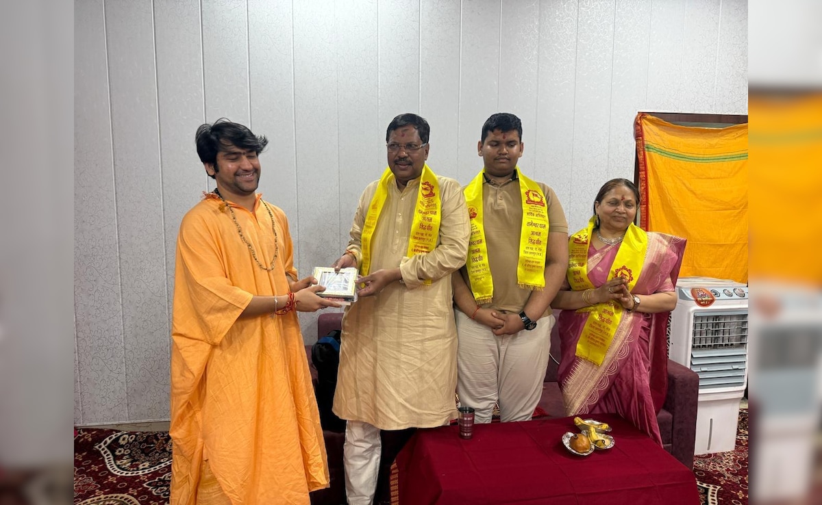 बागेश्वर धाम पहुंचे पूर्व CJI; बीआर गवई ने परिवार के साथ किया बालाजी दर्शन, धीरेंद्र शास्त्री से भी की मुलाकात