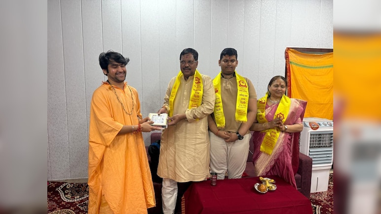 बागेश्वर धाम पहुंचे पूर्व CJI; बीआर गवई ने परिवार के साथ किया बालाजी दर्शन, धीरेंद्र शास्त्री से भी की मुलाकात